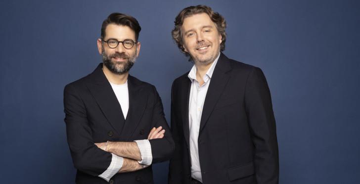 Portrait sur fond bleu de Clément Rochefort et Alex Vizorek